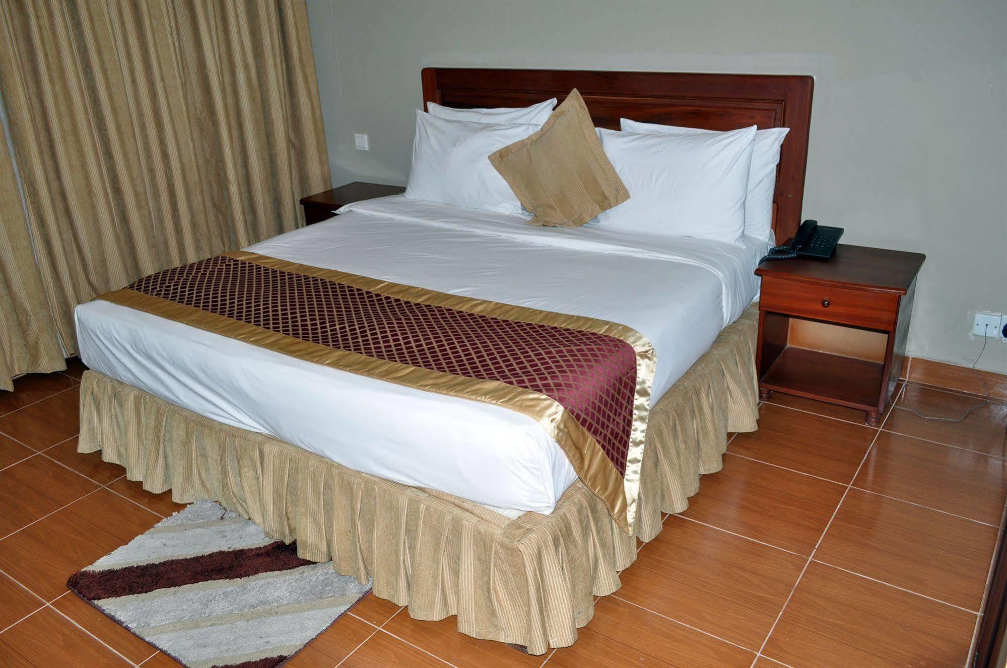 Regency Park Hotel ดาร์เอสซาลาม ภายนอก รูปภาพ