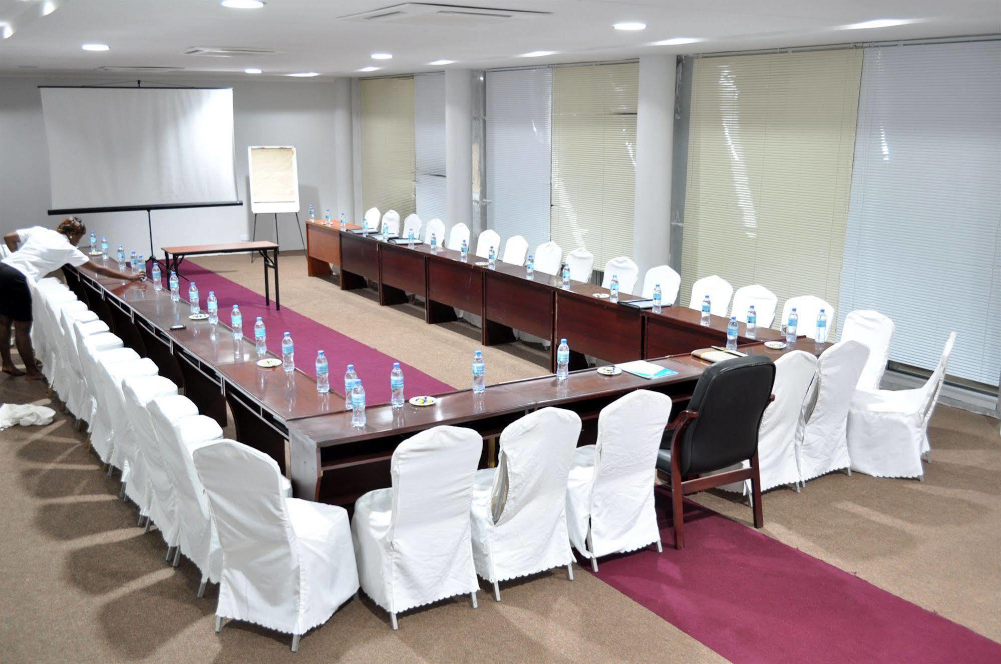 Regency Park Hotel ดาร์เอสซาลาม ภายนอก รูปภาพ